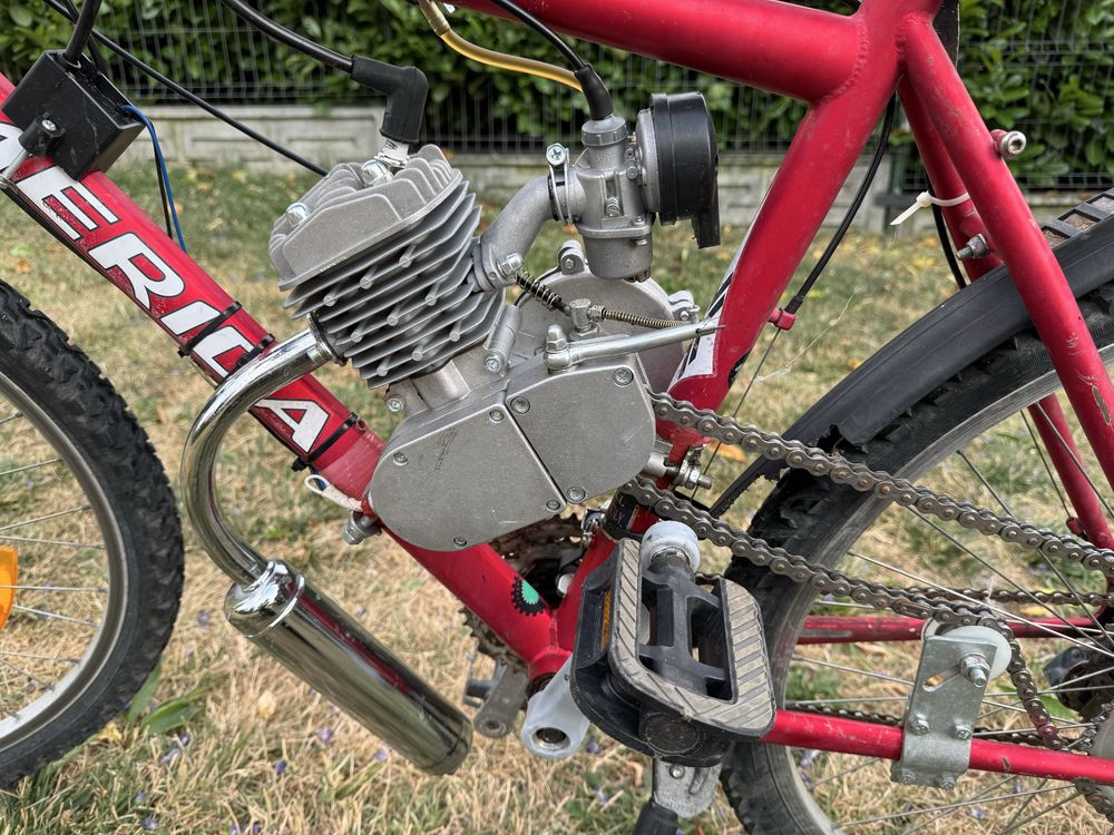Bicicleta cu motor pe benzină 80 cm3 - consum redus