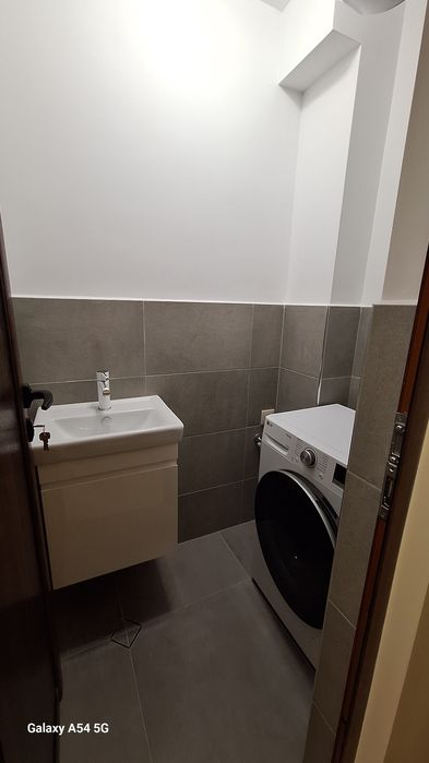 Чисто нов тристаен под наем за първи наематели.