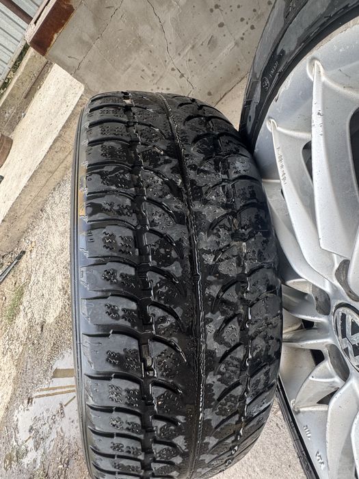 Продаётся комплект литых дисков с шинами