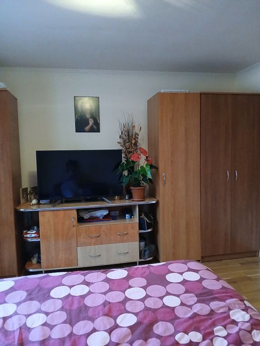 Vând patru dulapuri de dormitor
