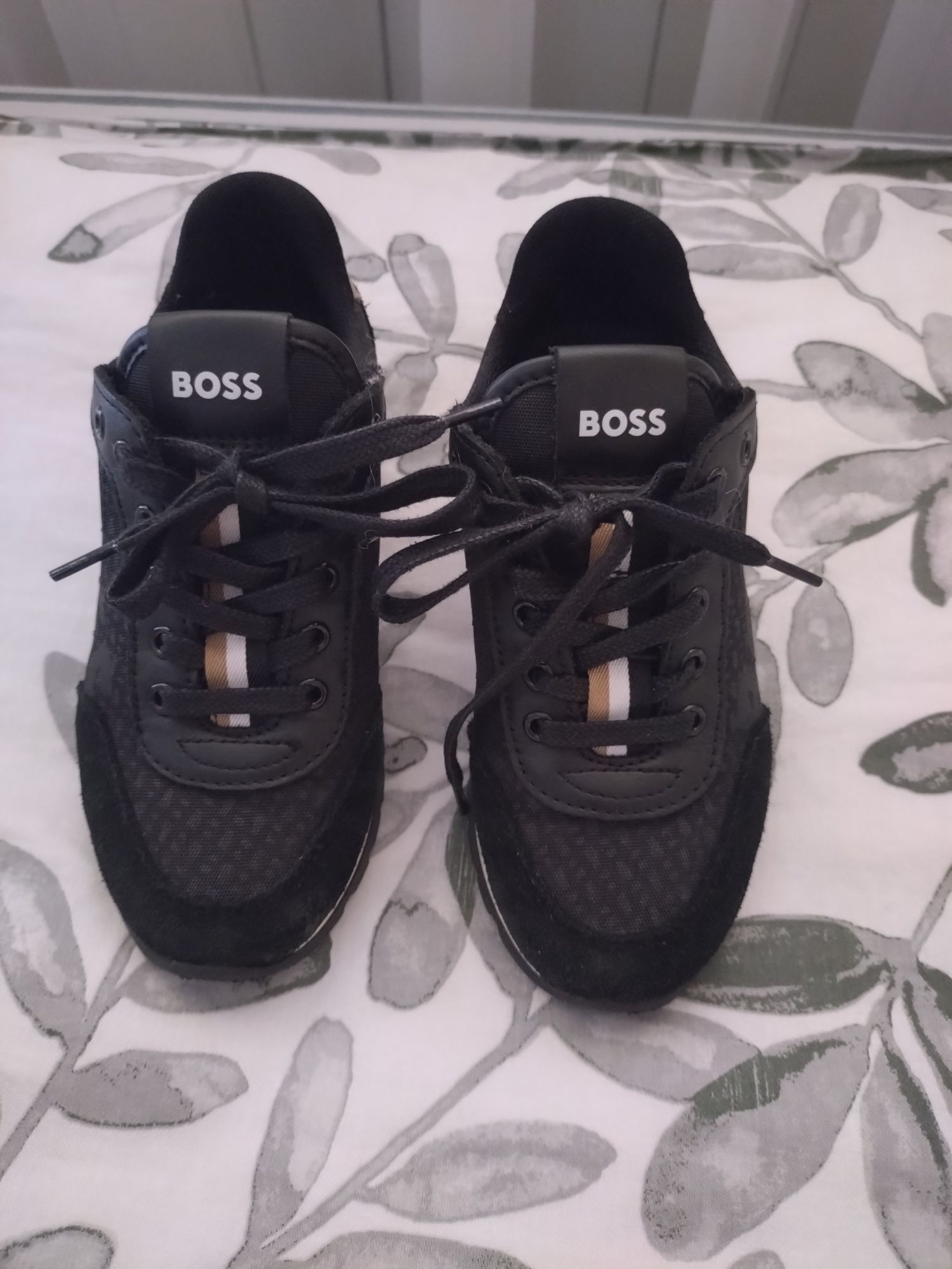 Обувки и яке на Hugo Boss