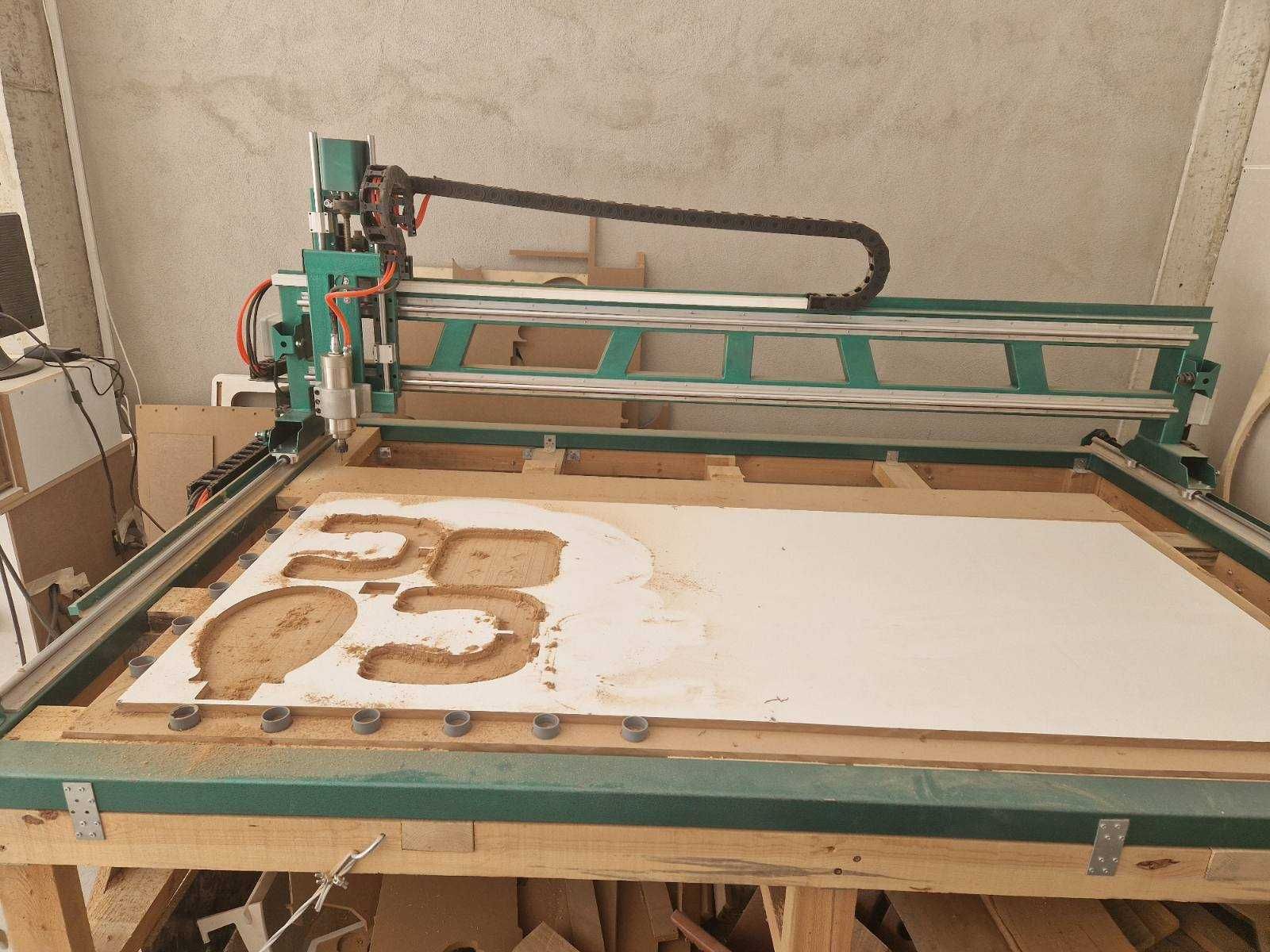 Продава се CNC машина с работна площ 2200x1300 мм – готов бизнес пакет