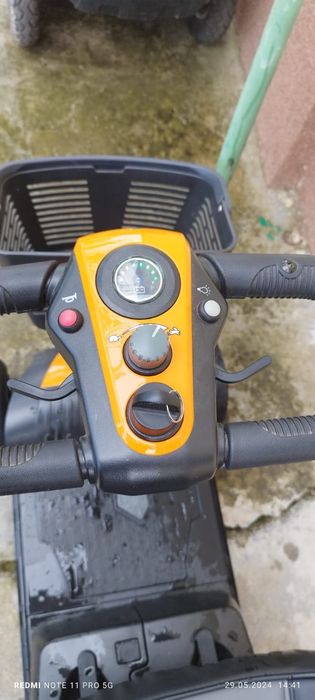 Cărucior electric pentru persoane vârstnice