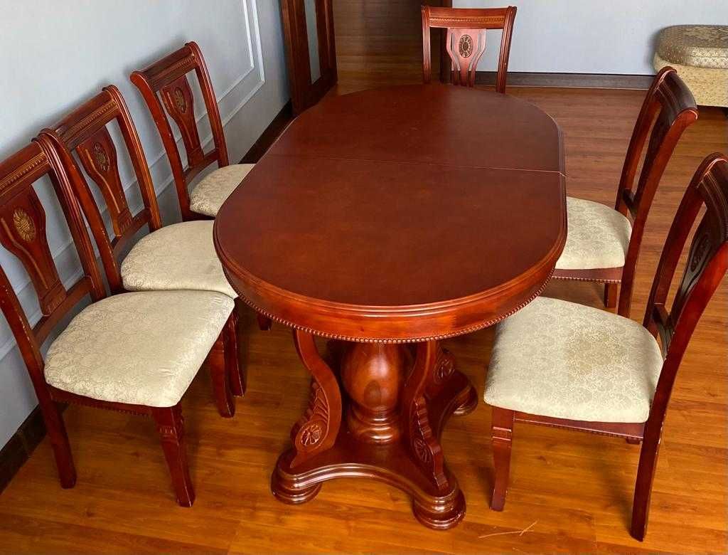 Стол со стульями из красного дерева