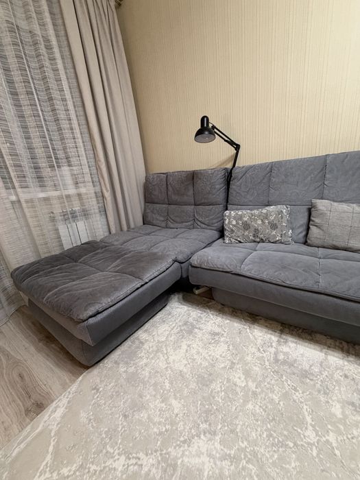 Продам угловой диван с пуфом и софой