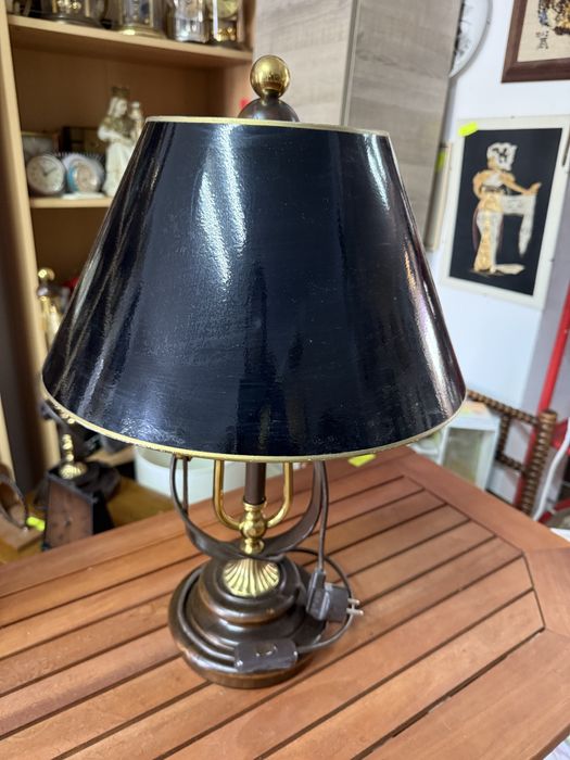 Lampă vintage din lemn și alamă cu abajur negru – stil clasic elegant