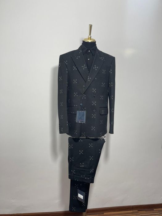 Costum negru elegant Louis Vitton