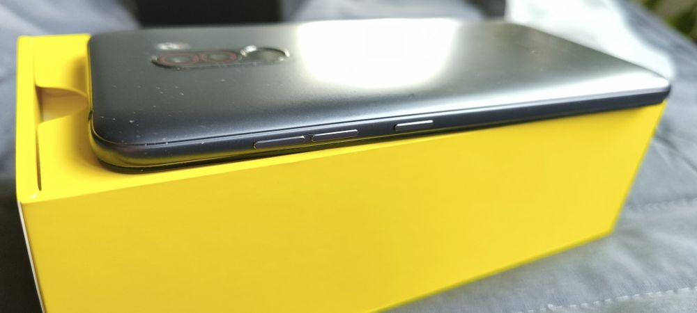 Продавам отличен Poco F1 64 GB