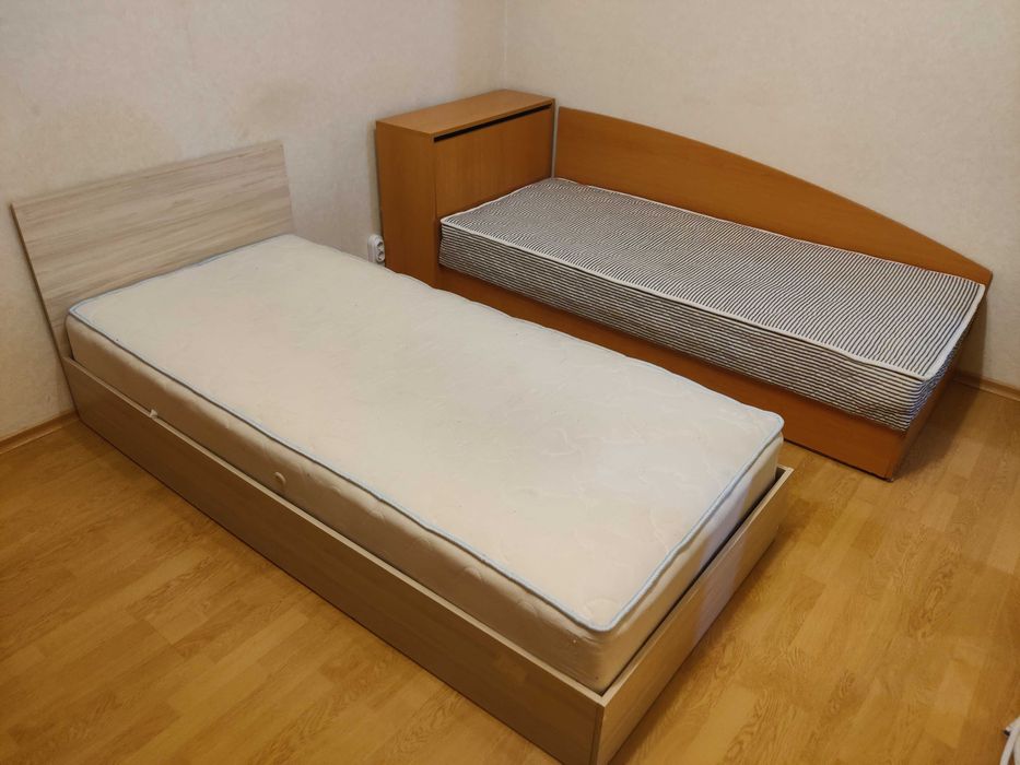 Продавам две единични легла с матраци