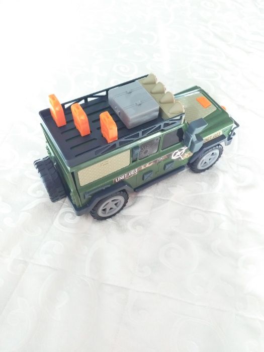 Jeep militar, jucarie