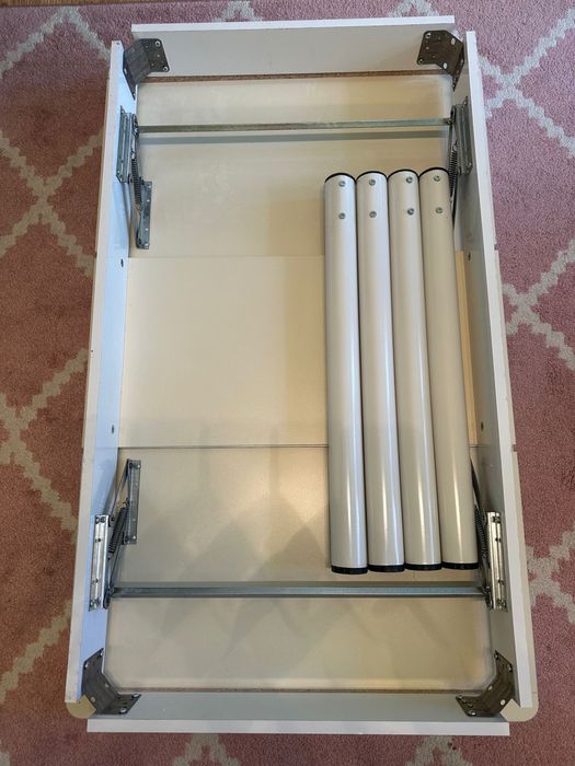 Masă extensibilă acoperită cu sticlă