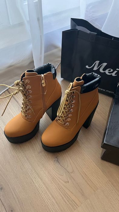 Дамски боти на ток