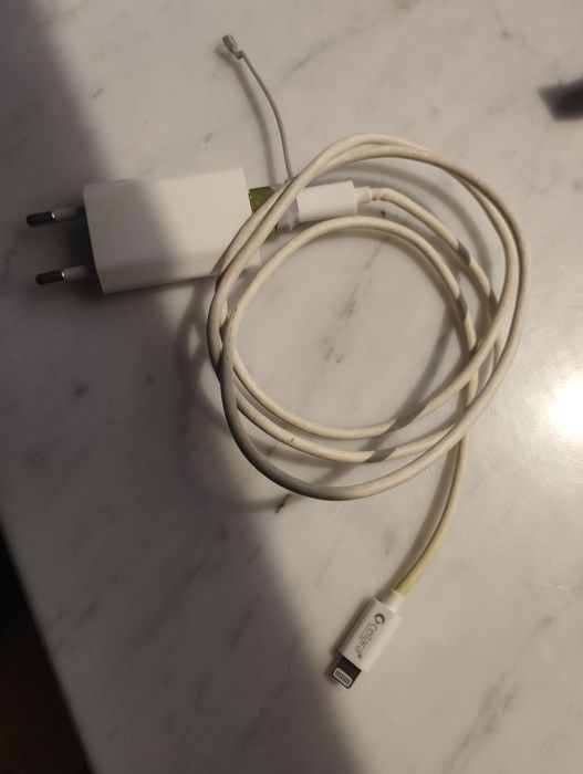 Vând încărcător original iPhone