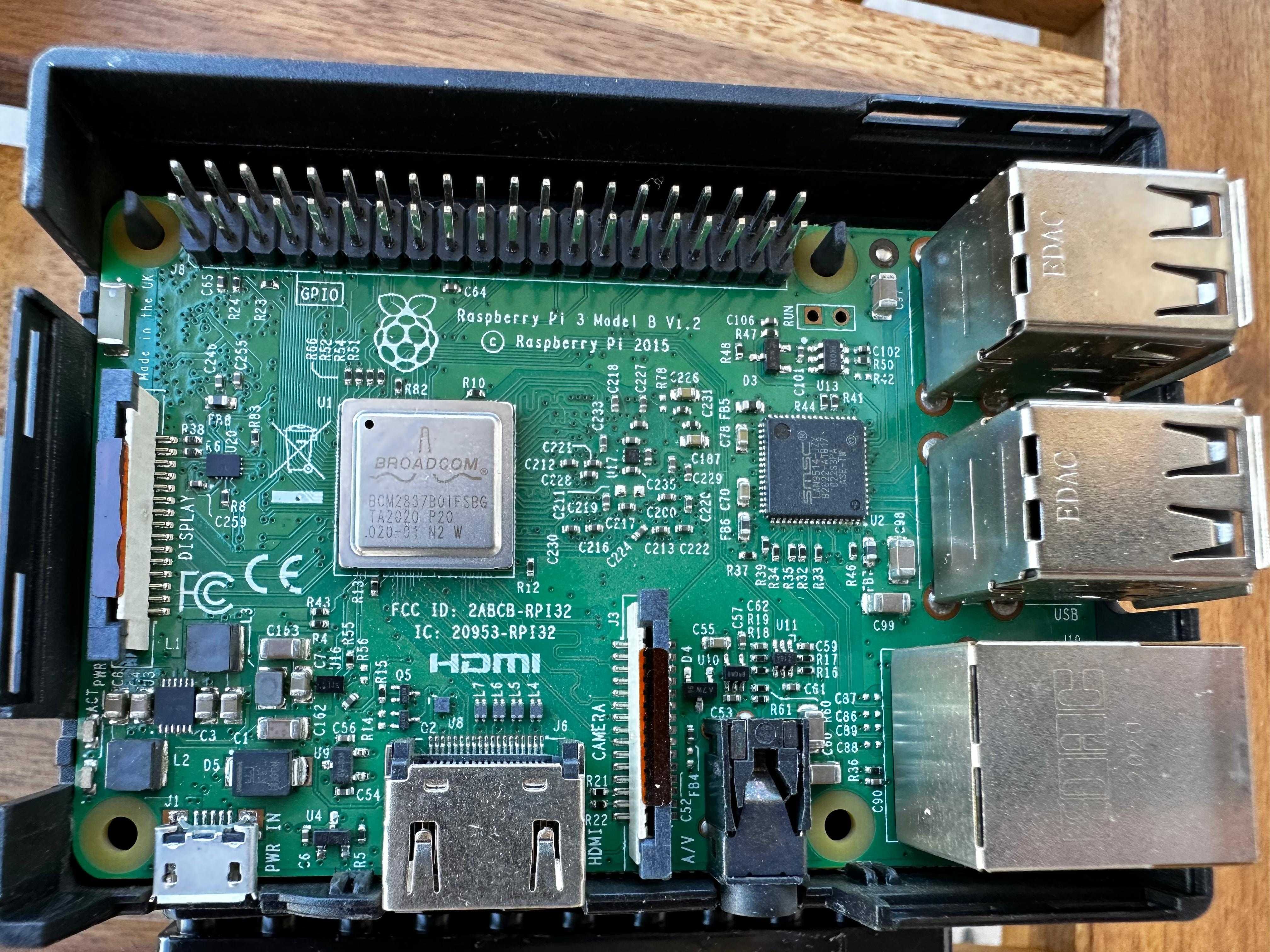 Raspberry Pi 3 cu alimentator si card inclus