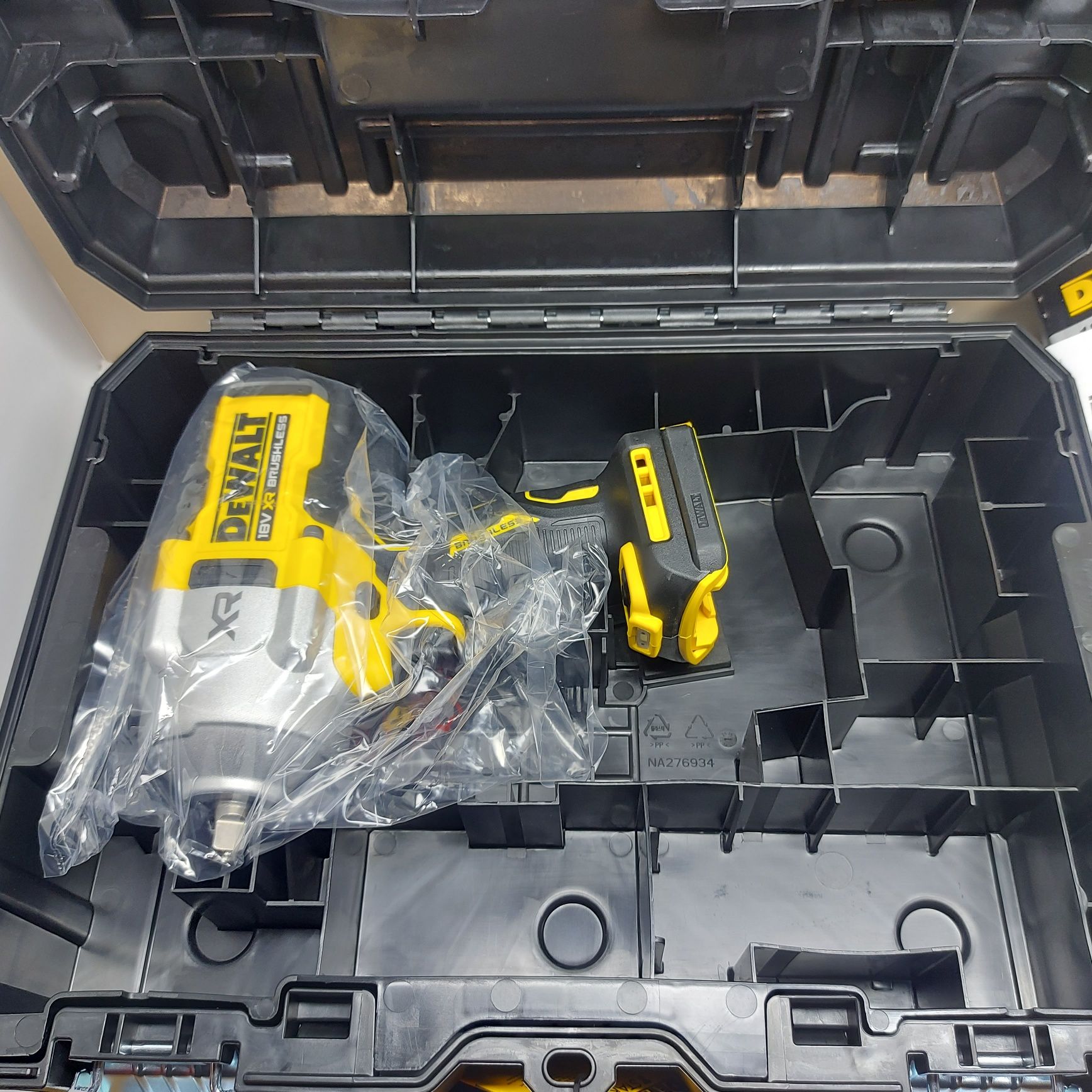 ПРОМОЦИЯ.Акумулаторен гайковерт Dewalt DCF961NT