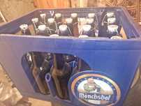 Каса и 20 бирени бутилки mönchshof