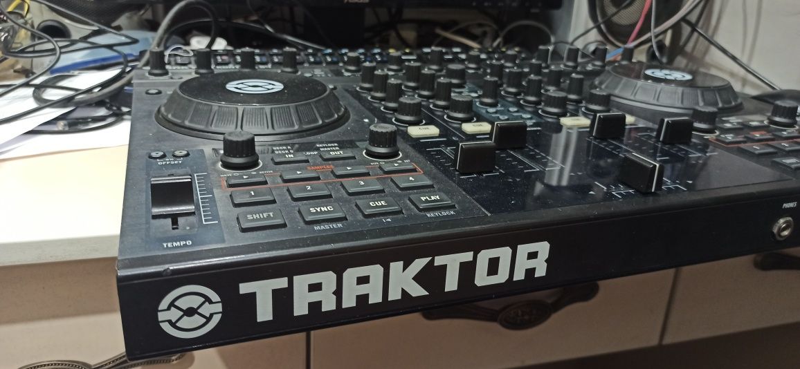 DJ контроллер Traktor S4 MK1