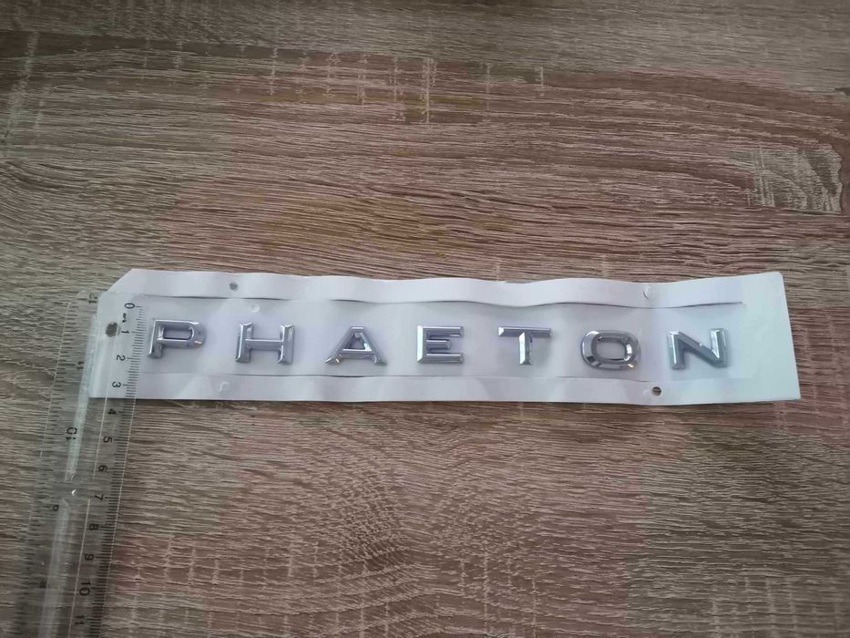 сребрист надпис Volkswagen Phaeton