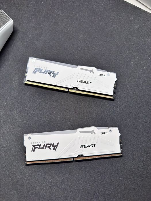 Kit Memorie Kingston Fury Beast RGB WHITE 32GB DDR5 6000MHz CL30 *Noi*