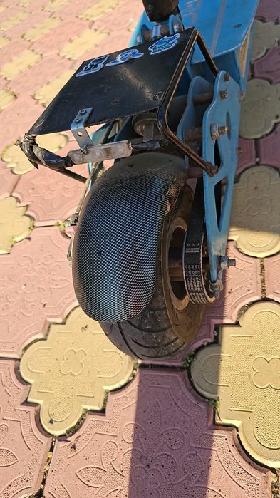 Trotinetă elecrică Forca cu cheie și aripi de carbon