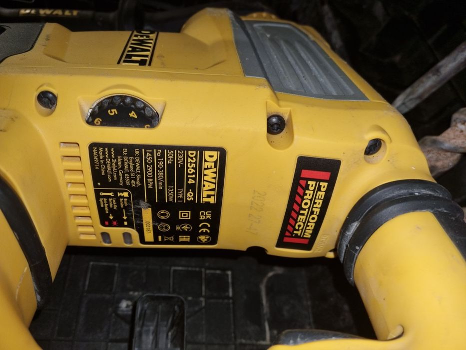 Ciocan rotopercutor dewalt d25614 an 2022 la cutie + accesorii