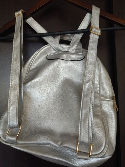 Дамска сребриста раница