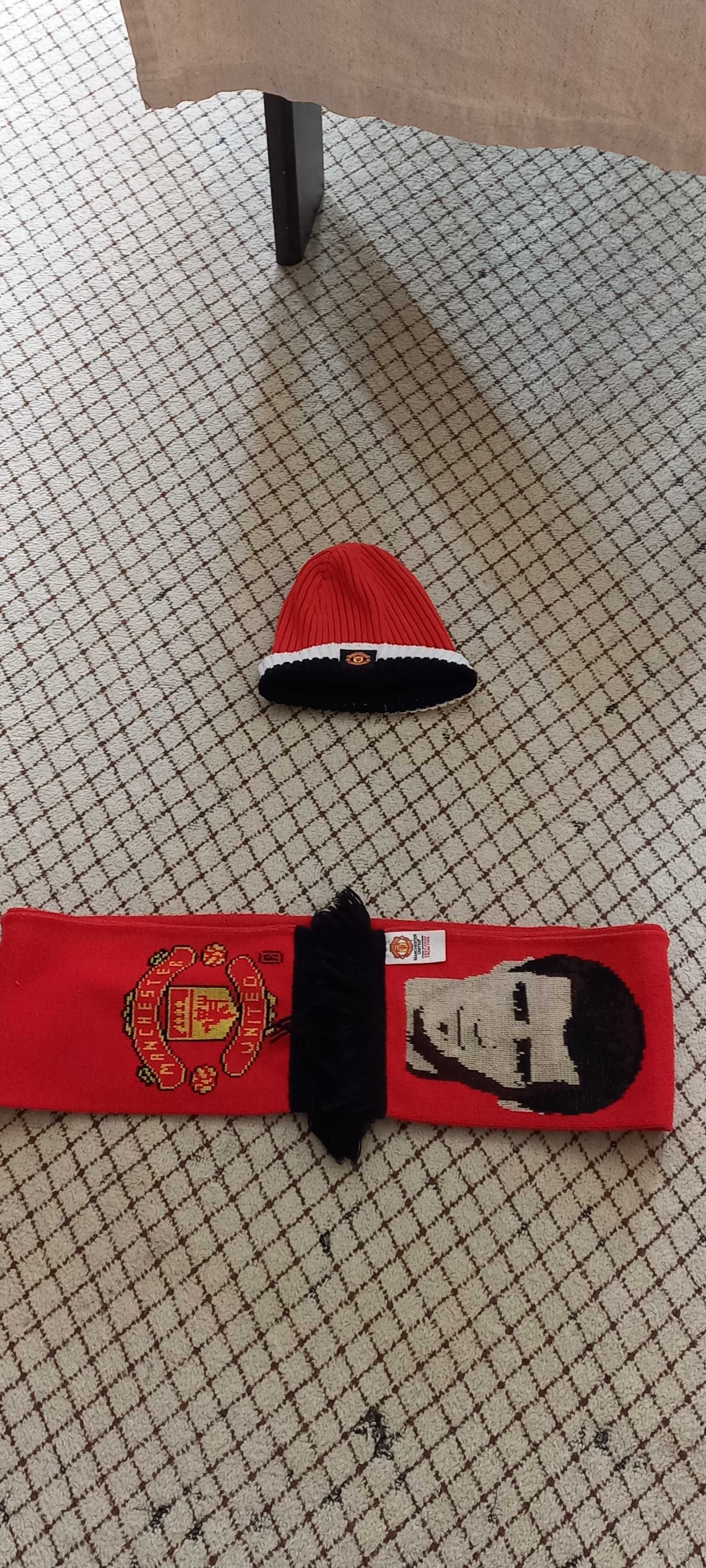 Оригинални шал и шапка на Manchester united