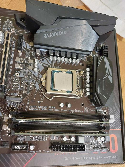 i5 10600K + Gigabyte Z490 Gaming X AX Wi-Fi + 32GB Crucial 2400mhz