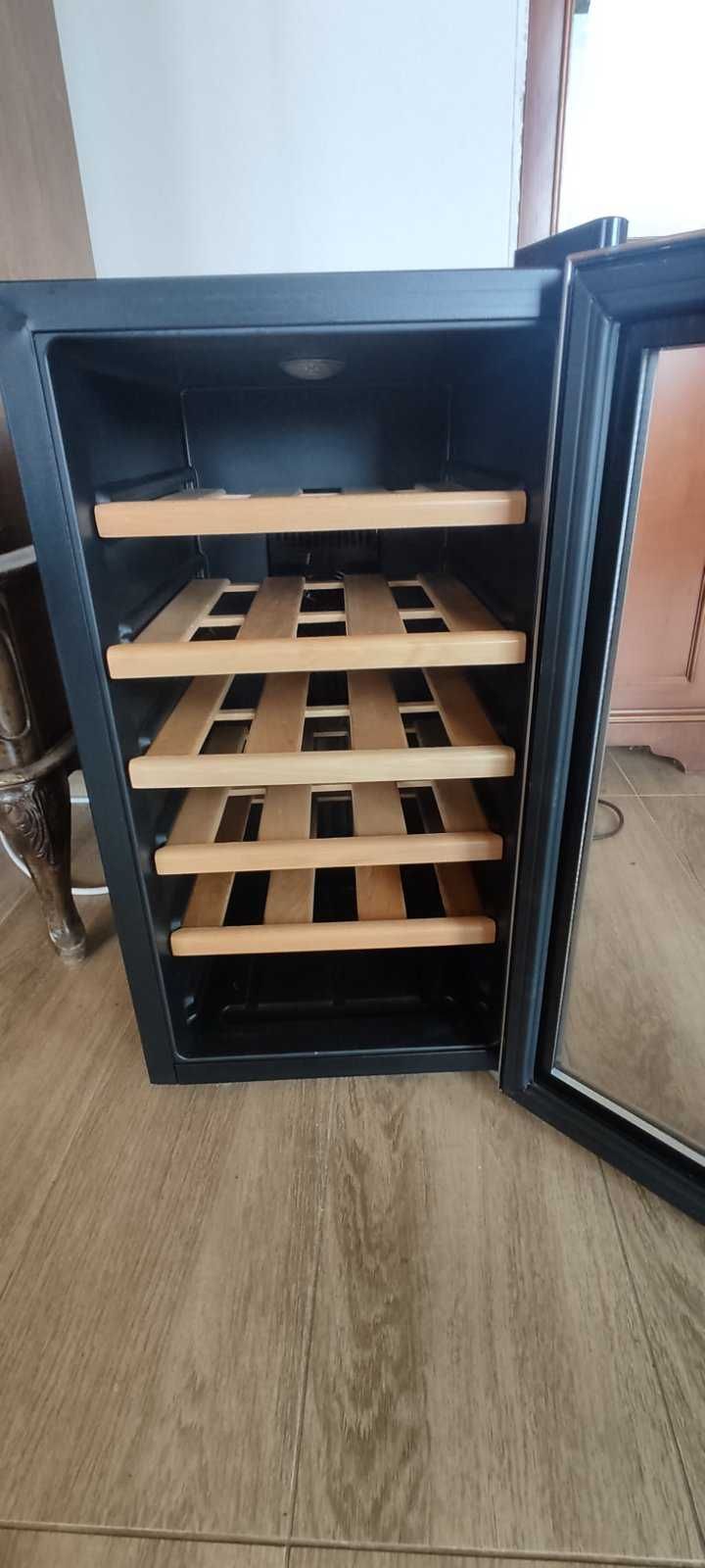 Продавам охладителна витрина за вино и напитки.