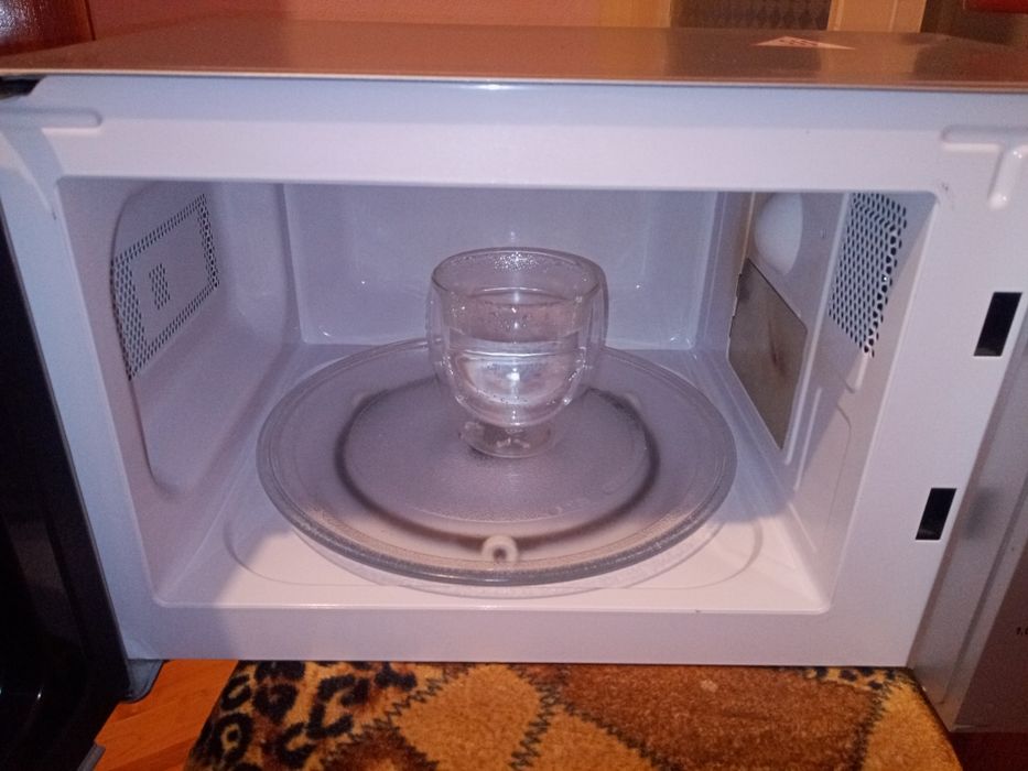 Cuptor cu microunde și storcător fructe