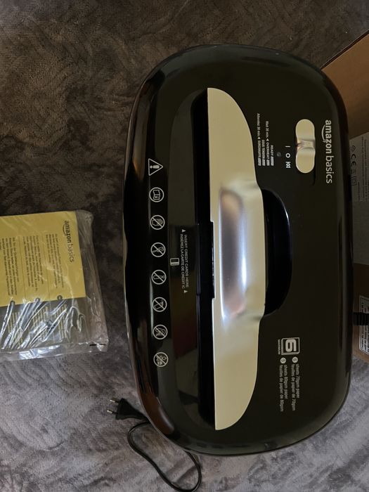 Distrugator documente Amazon Basics