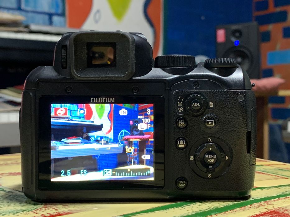 Fujifilm S200EXR 12 MP Мегапиксела 14.3 x Super Zoom Digital Camera