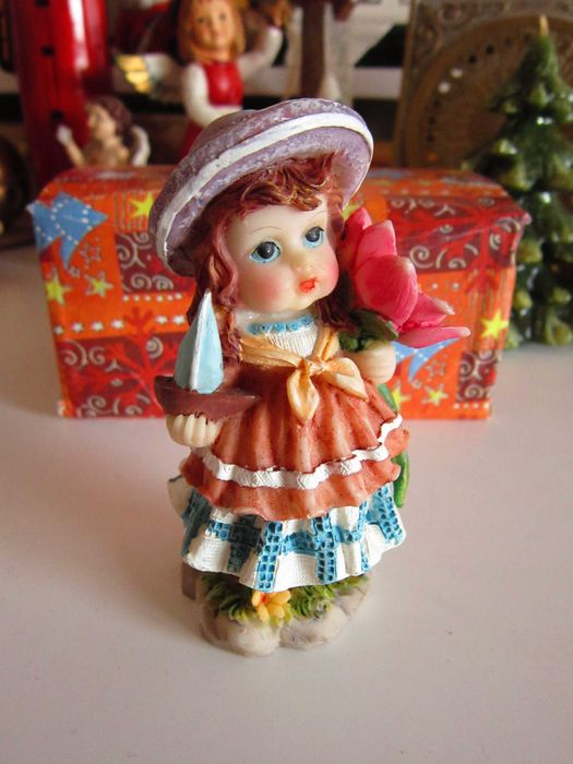 cadou inedit Fetita cu palarie miniatura vintage Germania impecabila