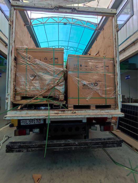 Quyosh panel va invertorlar ustanofkasi bilan