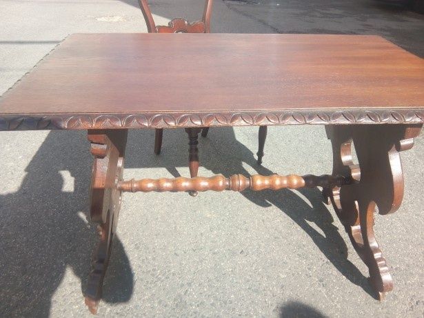 Masă și scaun din lemn masiv de stil clasic, cu elemente decorative sc