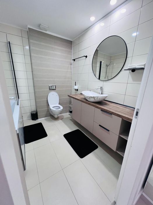 Inchiriez apartament 2 camere Cosmopolis.