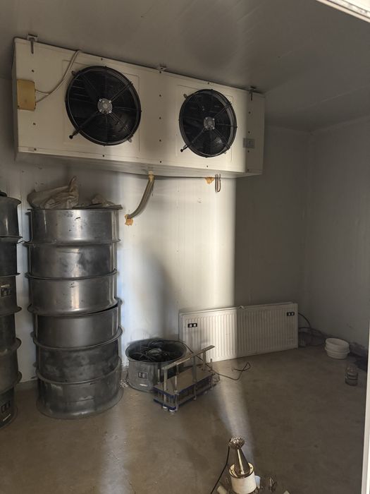 Холодильник продаётся для больших складов.