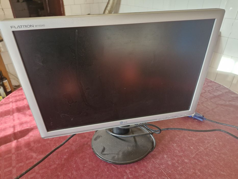 Vand monitor vrchi LG cu cablurile aferente