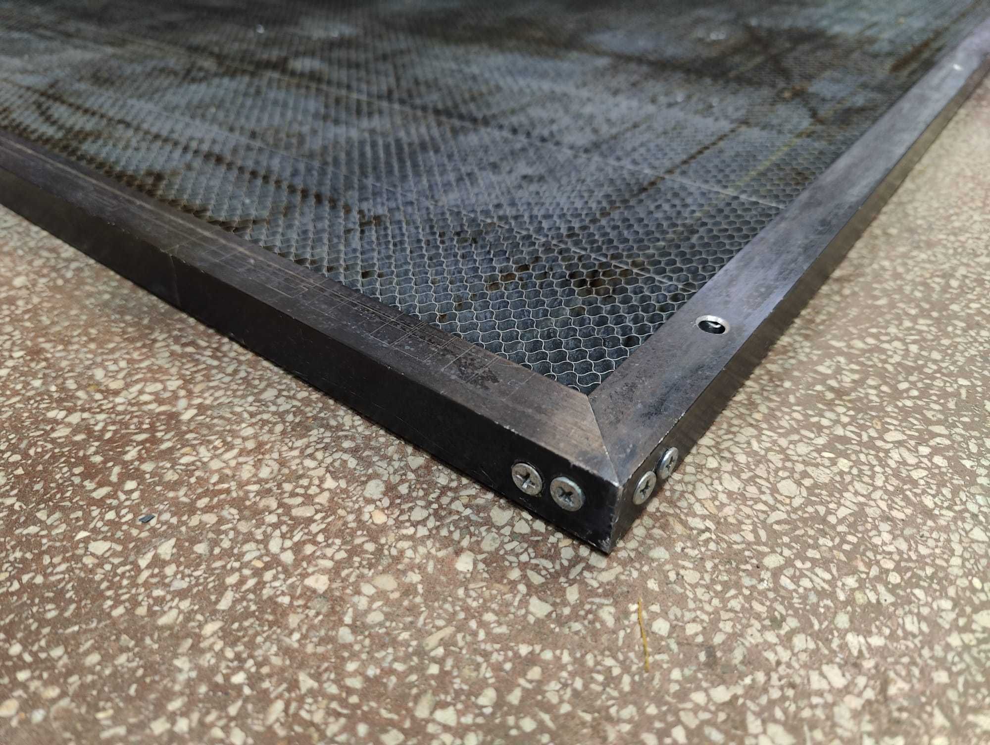 Masa laser honeycomb 147x88 cm stare impecabila