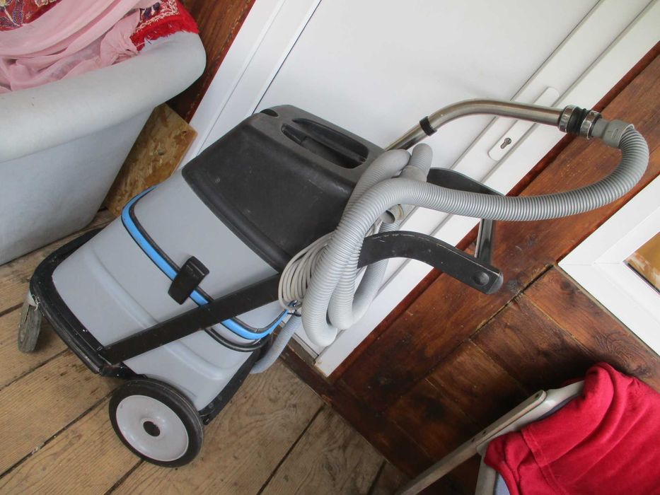 aspirator profesional  nilfisk /lichide