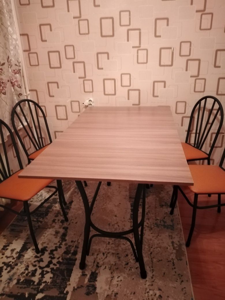 Куханный стол с стульями