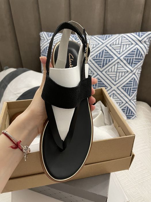 Продам босоножки кожаные бренда Clarks