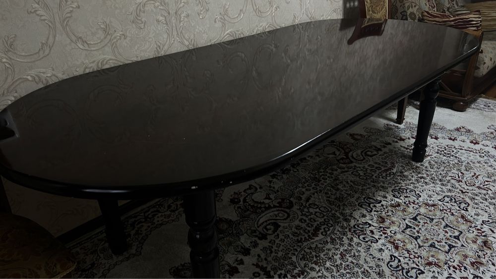 Стол для гостей с 6 стульями.