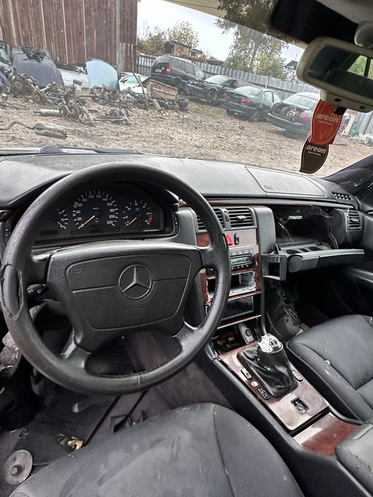 Mercedes W210 2.5D дизел на части здрав мотор