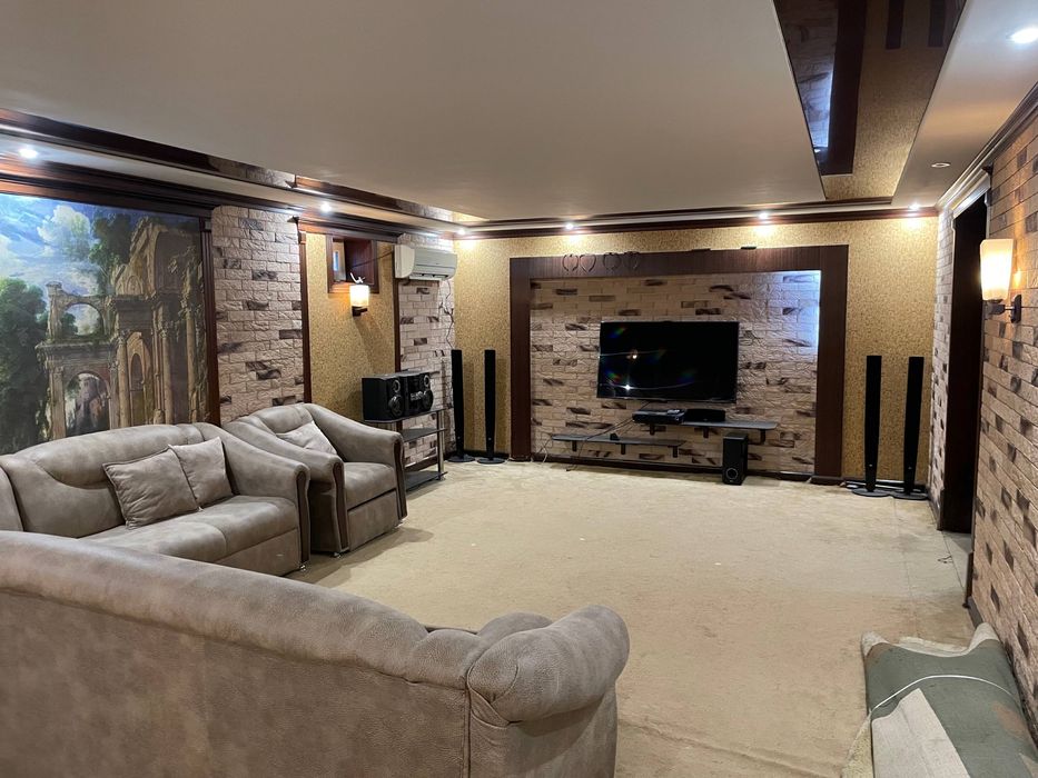 Прекрасеный 3 уровенный дом для ваши семьи построено на 6 соток участк