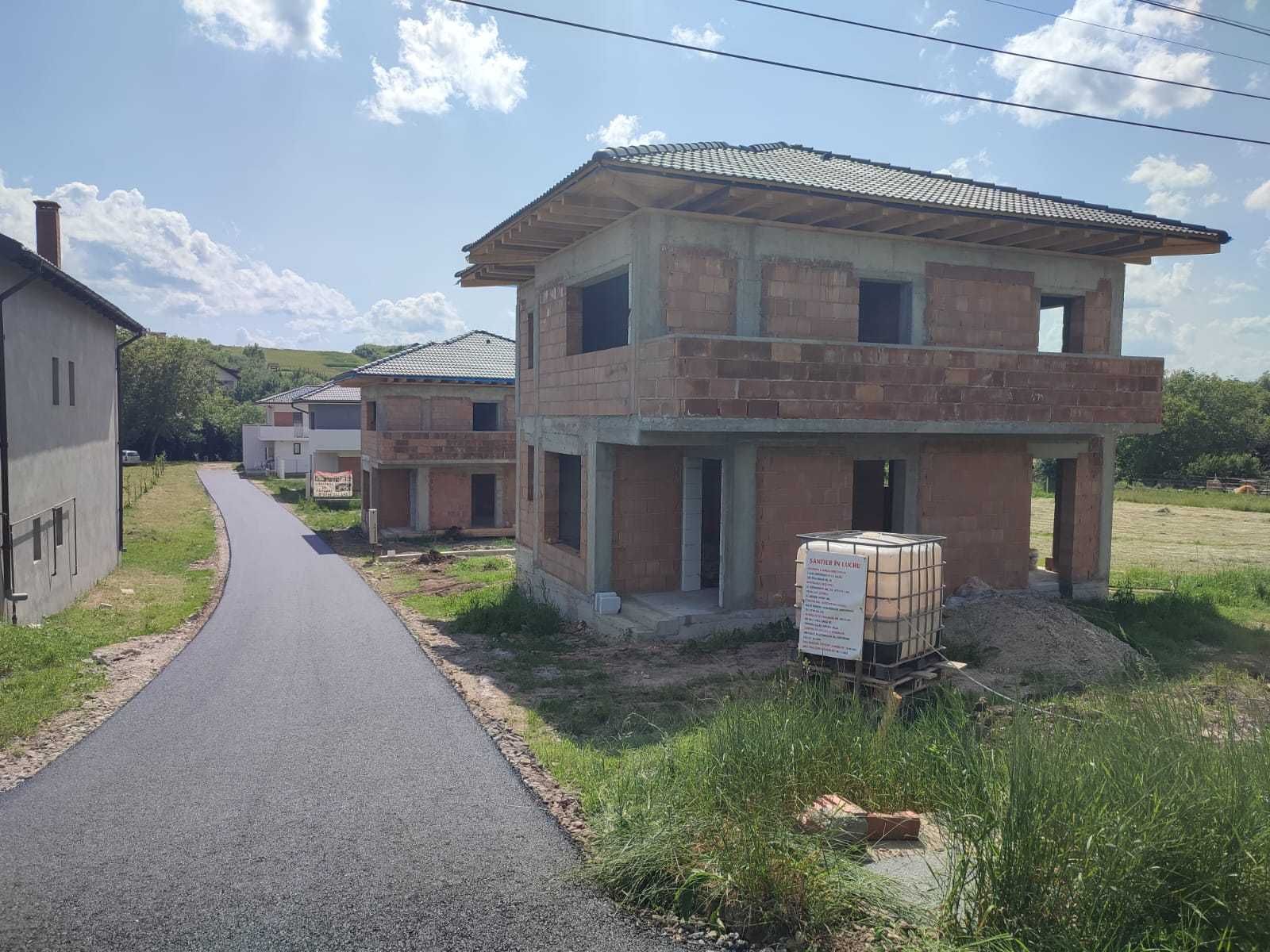 CASĂ de vînzare stradă asfaltată
