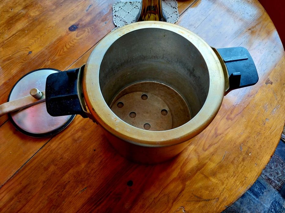 Тенджера под налягане - 8 л.