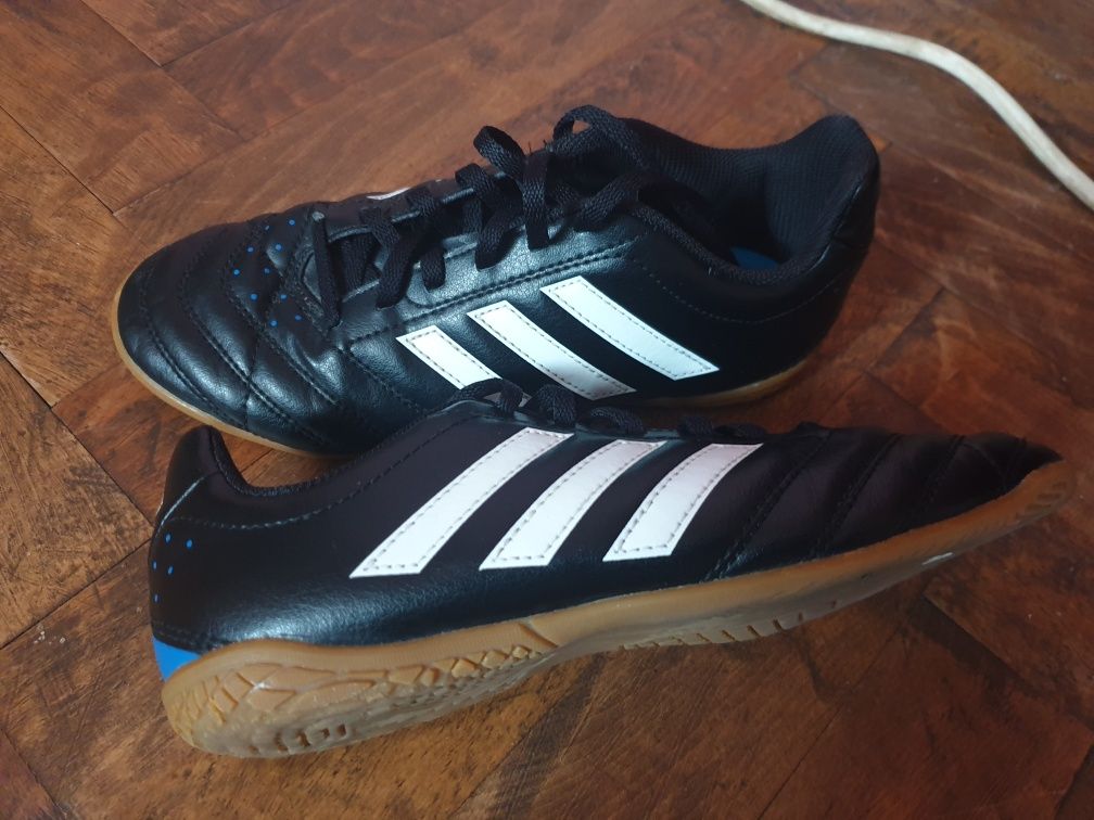 Adidasi fotbal, Adidas Classic