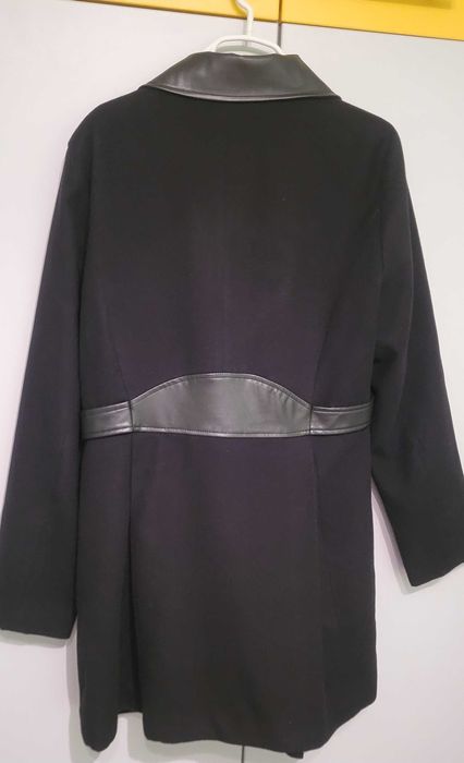 Дамско пълто с кожени детайли