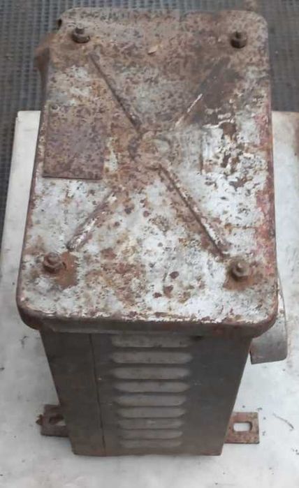 Трансформаторы различной мощности.